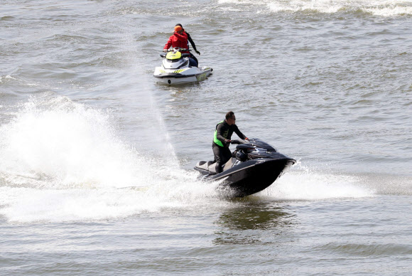 낮 기온이 20도를 웃돌며 완연한 봄 날씨를 보인 22일 대구 달성군 다사읍 강정고령보에서 시민들이 제트스키를 즐기고 있다. 2020.3.22  연합뉴스