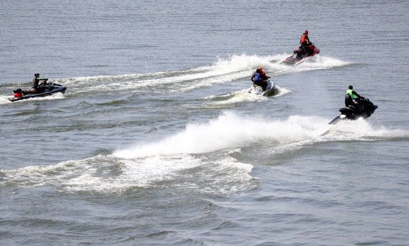 낮 기온이 20도를 웃돌며 완연한 봄 날씨를 보인 22일 대구 달성군 다사읍 강정고령보에서 시민들이 제트스키를 즐기고 있다. 2020.3.22  연합뉴스