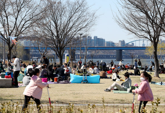 포근한 날씨가 찾아온 22일 반포한강공원을 찾은 시민들이 봄을 즐기고 있다. 2020.3.22  연합뉴스