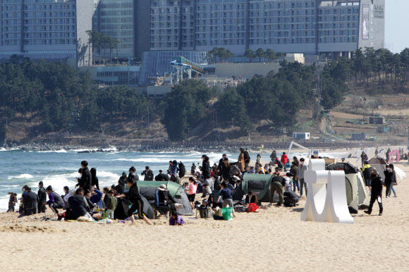 화창한 날씨가 이어진 22일 휴일을 맞아 강원 속초해수욕장을 관광객과 주민들이 백사장에서 봄기운을 즐기고 있다. 2020.3.22  연합뉴스
