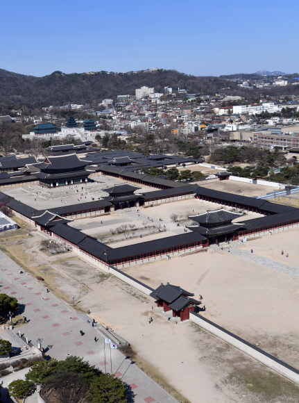 22일 코로나19의 영향으로 관광객이 감소한 서울 경복궁이 한산한 모습을 보이고 있다. 2020.3.22 박지환기자 popocar@seoul.co.kr