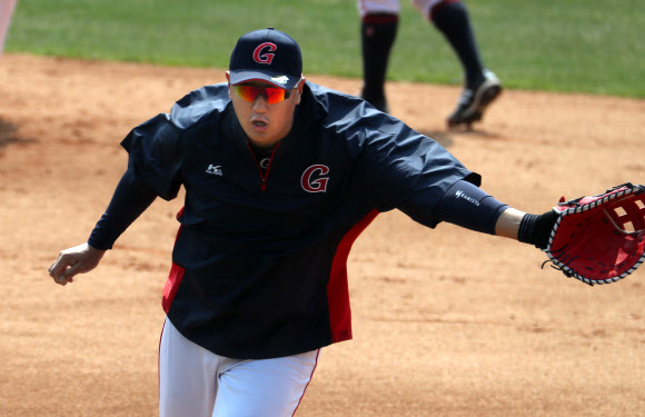 롯데자이언츠 이대호가 22일 부산 동래구 사직야구장에서 훈련을 하고 있다. 2020.3.22  연합뉴스