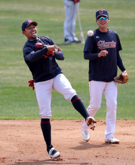 롯데자이언츠 마차도가 22일 부산 동래구 사직야구장에서 훈련을 하고 있다. 2020.3.22  연합뉴스