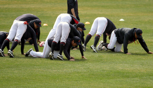 22일 부산 동래구 사직야구장에서 롯데 자이언츠 선수들이 훈련하고 있다. 2020.3.22  연합뉴스