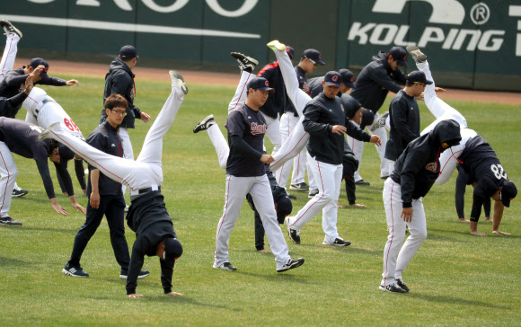 22일 부산 동래구 사직야구장에서 롯데 자이언츠 선수들이 훈련하고 있다. 2020.3.22  연합뉴스