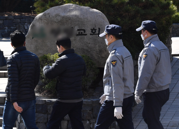 신종 코로나바이러스 감염증(코로나19)이 확산되고 있는 가운데 22일 주말예배가 열린 서울 강남구의 한 교회에서 경찰이 경비근무를 서고 있다. 서울시는 경찰의 협조를 받아 시내 대형교회에 대한 지도 감독에 나섰다. 또, “각 교회에서 주말예배를 하다 코로나19 확진자가 나오면 진단?치료, 방역 등 비용에 대해 구상권을 청구하겠다”는 방침을 밝혔다. 2020.3.22 박지환기자 popocar@seoul.co.kr