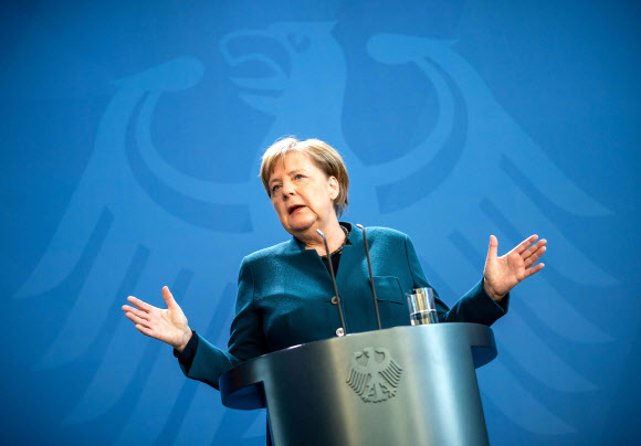 앙겔라 메르켈 독일 총리가 22일(현지시간) 코로나19 대책을 강화해 둘 이상 모임을 금지한다고 발표하고 있다. 그녀는 기자회견을 마친 뒤 이틀 전 양성 판정을 받은 의사와 접촉한 사실이 있었다며 자가 격리에 들어갔다. 베를린 AFP 풀 연합뉴스 