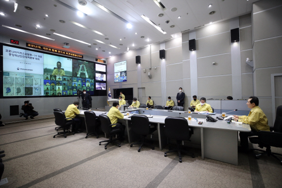 정세균 국무총리가 23일 오전 정부서울청사에서 열린 신종 코로나바이러스 감염증(코로나19) 대응 중앙재난안전대책본부 회의를 주재하고 있다.좌석은 사회적 거리두기에 따라서 띄어 놓았다.2020.3.23   이종원 선임기자 jongwon@seoul.co.kr