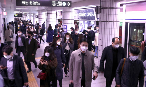출근길 복잡한 지하철역
