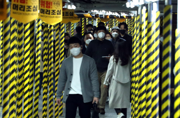 사회적 거리 두기 해야 하지만