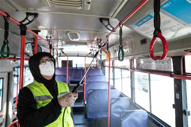 ‘버스 실내 곳곳 방역’