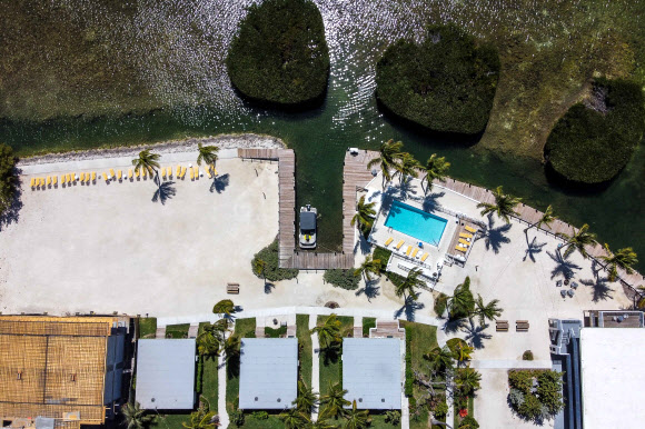 22일(현지시간) 미국 플로리다주 마이애미 해변이 신종 코로나바이러스 감염증(코로나19) 확산 방지를 위해 폐쇄해 한적한 모습을 보이고 있다. AFP 연합뉴스