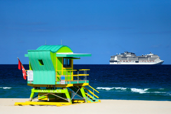 22일(현지시간) 미국 플로리다주 마이애미 해변이 신종 코로나바이러스 감염증(코로나19) 확산 방지를 위해 폐쇄해 한적한 모습을 보이고 있다. AFP 연합뉴스