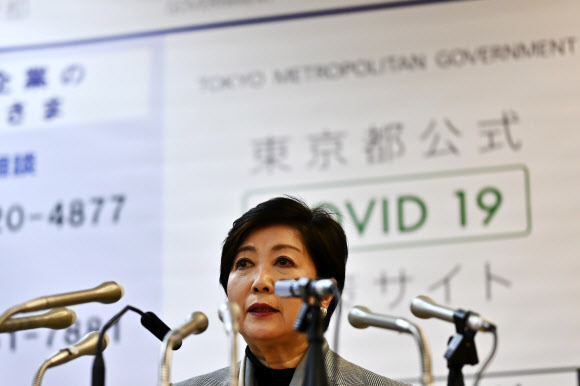 고이케 유리코 도쿄도지사가 23일 신종 코로나바이러스 감염증(코로나19)와 관련해 기자회견을 하고 있다. 고이케 지사는 코로나19로 인한 2020 도쿄올림픽·패럴림픽의 취소는 있을 수 없다는 입장을 거듭 드러냈다. AFP 연합뉴스