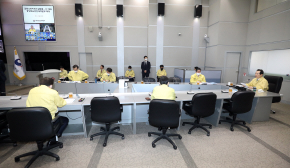 정세균 국무총리가 23일 서울 종로구 정부서울청사에서 열린 코로나19 대응 중대본회의를 주재하고 있다. 좌석은 사회적 거리두기에 따라서 띄어 놓았다.2020.3.23   이종원 선임기자 jongwon@seoul.co.kr