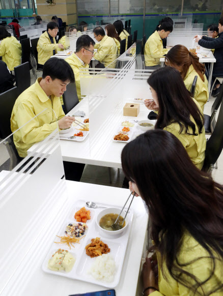 격벽 사이에 두고 점심식사