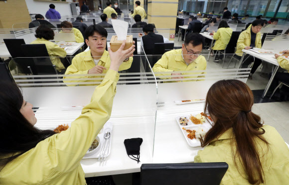 격벽 사이에 두고 점심식사