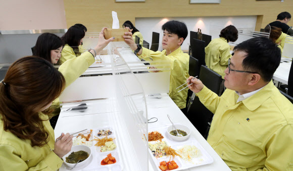 격벽 사이에 두고 점심식사