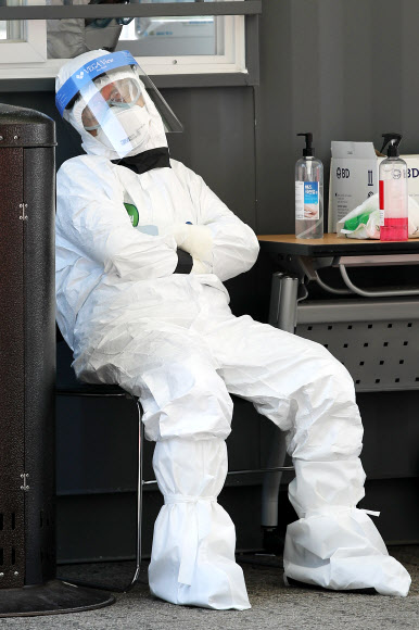 ‘연일 피곤에 지쳐...잠깐의 휴식’