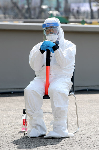 ‘연일 피곤해 지친...땡볕 아래서’