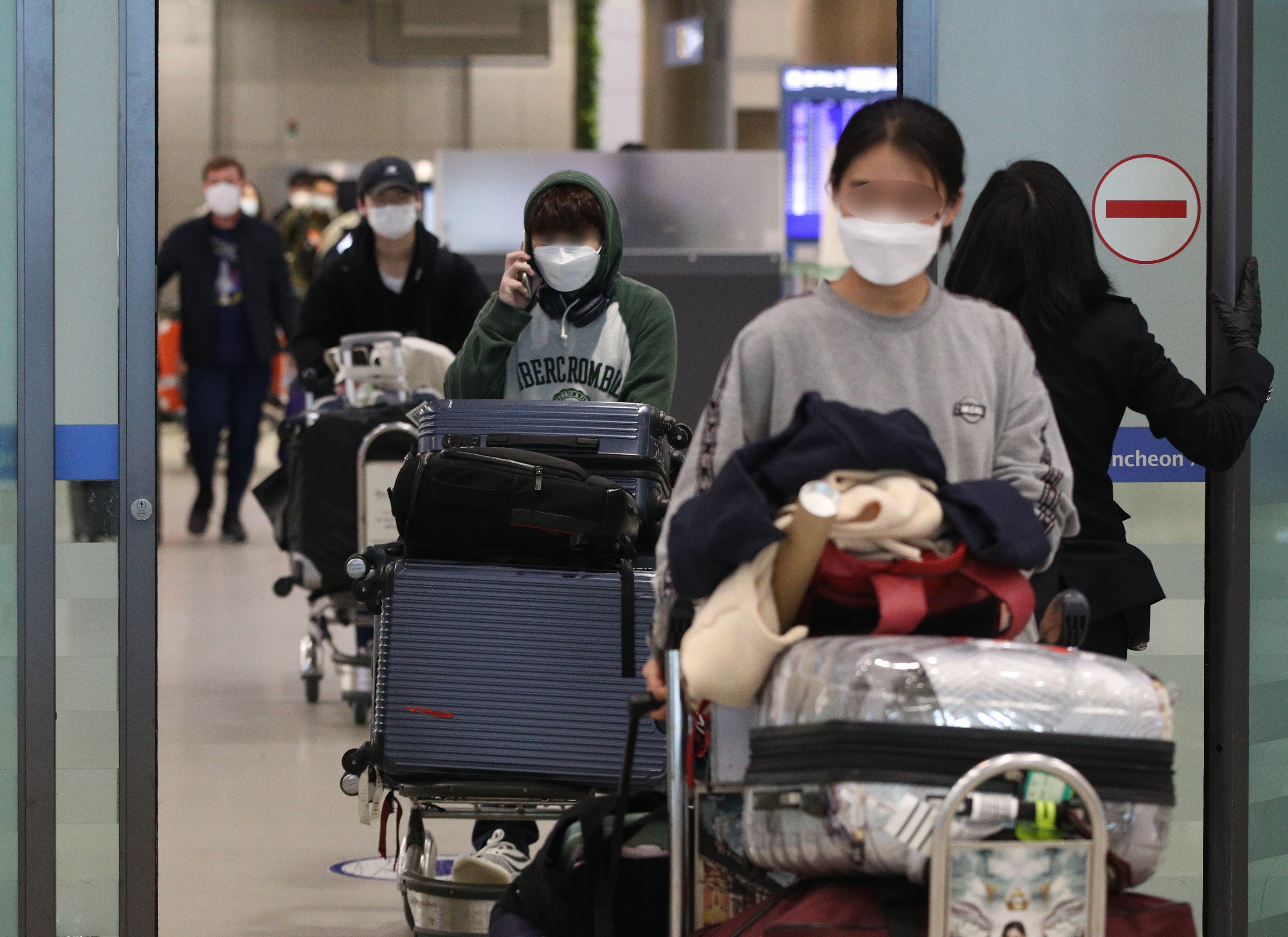 공항 나서는 미국발 입국자들