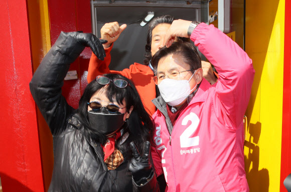 하트 만들며 함께 사진찍는 황교안