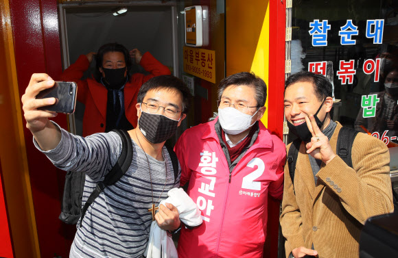 주민들과 기념사진 찍는 황교안