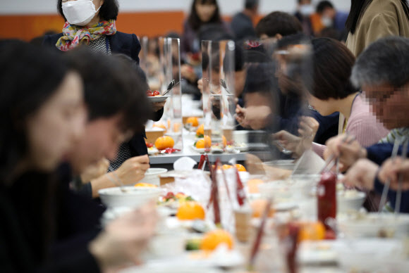 ‘거리두기’ 식사는 이렇게