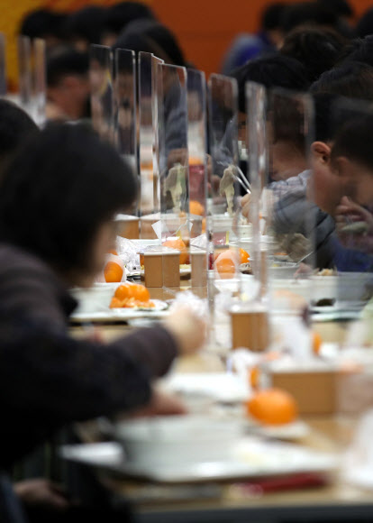 ‘거리두기’ 식사는 이렇게