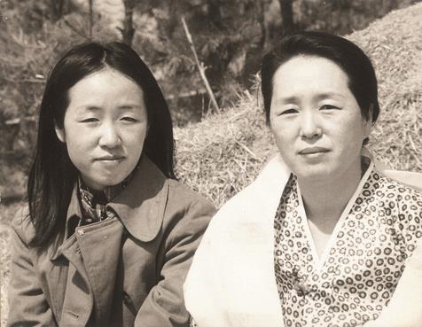 1972년 박경리(오른쪽) 작가가 딸 김영주씨와 찍은 사진.  토지문화재단 제공