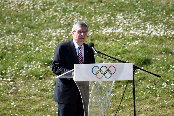 토마스 바흐 국제올림픽위원장이 지난 12일 그리스 올림피아 헤라 신전에서의 성화 채화 행사에서 연설을 하고 있다. 올림피아 AFP 연합뉴스