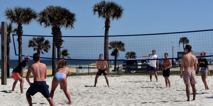 미국 플로리다주 데이토나 해변에 봄방학을 맞아 놀러온 젊은이들이 비치발리볼을 즐기고 있다. 게티 이미지스 