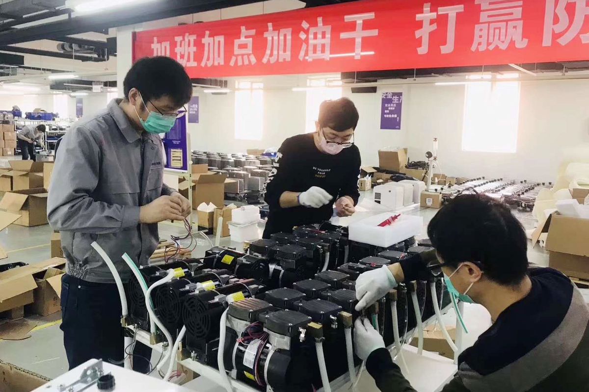 중국의 산소호흡기 생산업체 베이징아이아오니더가 전세계에서 밀려드는 주문으로 최근 24시간 공장을 가동하고 있다.  베이징아이아오니더 제공