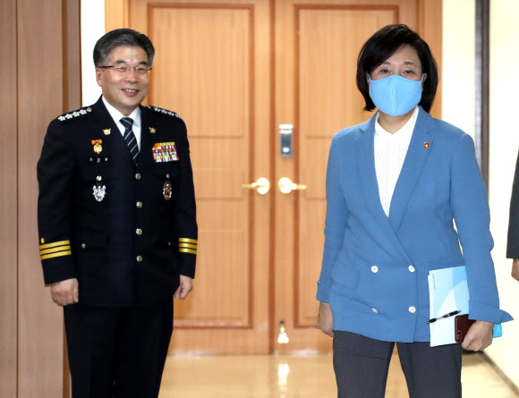 민갑룡 청장 배웅받는 박영선 장관