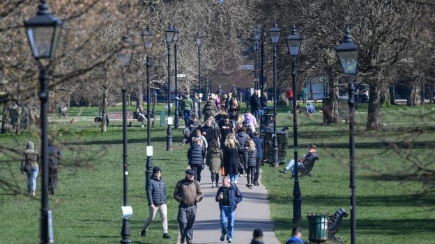지난 22일 영국 런던의 클램폰 커먼 공원에 북적이는 시민들. 게티 이미지스