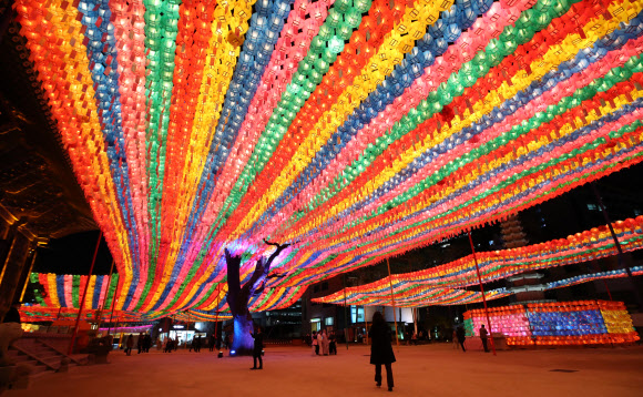 불 밝힌 조계사 연등 아래