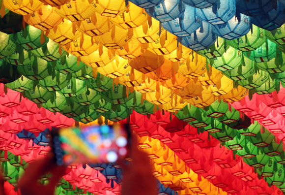 화려하게 불 밝힌 조계사 연등