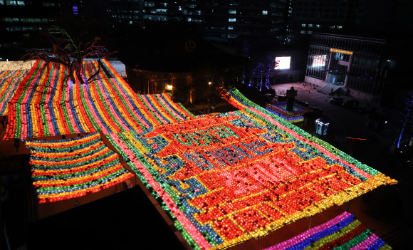환하게 불 밝힌 조계사 연등
