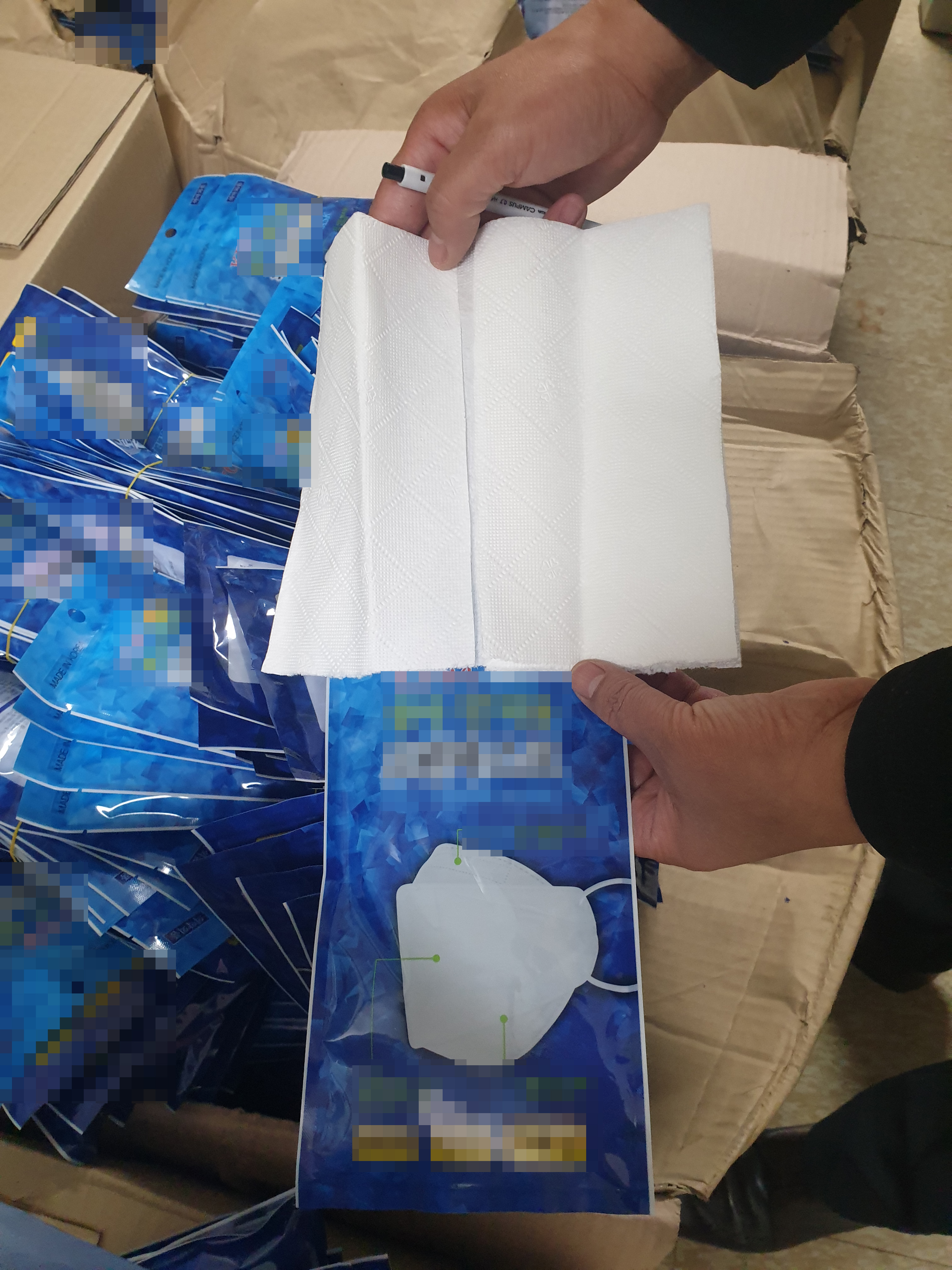 경찰이 압수한 KF94 마스크 포장지에 키친타월을 넣은 가짜마스크. 수원중부경찰서 제공