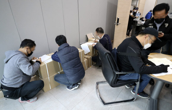 신종 코로나바이러스 감염증(코로나19) 사태에 따른 소상공인 긴급 대출 접수가 시작된 25일 오전 서울 종로구 소상공인 진흥공단 서울중부센터에서 소상공인들이 관련 서류를 작성하고 있다. 2020.3.25  연합뉴스