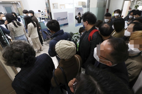 신종 코로나 바이러스 감염증 사태에 따른 소상공인 긴급 대출 접수가 시작된 25일 오전 서울 종로구 소상공인진흥공단 서울중부센터에서 소상공인들이 번호표를 받기 위해 줄을 서 있다. 2020.3.25  연합뉴스