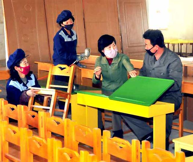 북한 노동당 기관지 노동신문은 25일 ‘당 정책 관철을 위한 도(道)들 사이의 경쟁소식’이라는 제목의 특집 기사를 싣고 “지방공업 발전을 위한 경쟁열풍이 날을 따라 고조되고 있다”라고 보도했다. 사진은 원산시 가구공장과 노동자들의 모습.  평양 노동신문=뉴스1