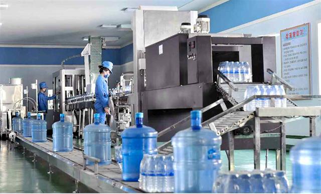 북한 노동당 기관지 노동신문은 25일 ‘당 정책 관철을 위한 도(道)들 사이의 경쟁소식’이라는 제목의 특집 기사를 싣고 “지방공업 발전을 위한 경쟁열풍이 날을 따라 고조되고 있다”라고 보도했다. 사진은 정방산샘물공장 내부 모습.  평양 노동신문=뉴스1