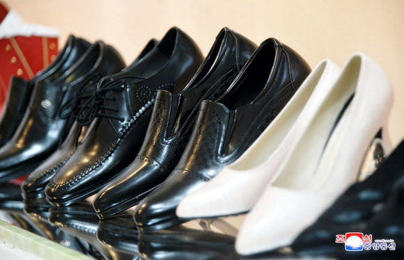북한 원산구두공장에서 생산되는 ‘매봉산’ 브랜드 신발들이 주민들의 인기를 끌고 있다고 25일 대외선전매체 ‘조선의 오늘’이 보도했다. 사진은 매대에 전시된 하얀 하이힐과 검은 구두들.    2020.3.25  조선의오늘홈페이지 캡처