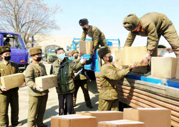 북한 일꾼(간부)들과 건설자들이 노동당 창건 75주년인 10월 10일까지 평양종합병원을 완공하기 위해 공사에 매진하고 있다고 25일 노동당 기관지 노동신문이 1면에 보도했다. 신문은 평양시, 남포시 주민들이 매일같이 가정에서 준비한 지원물자들을 안고 건설장을 찾고 있다고 전했다.    2020.3.25  노동신문홈페이지 캡처