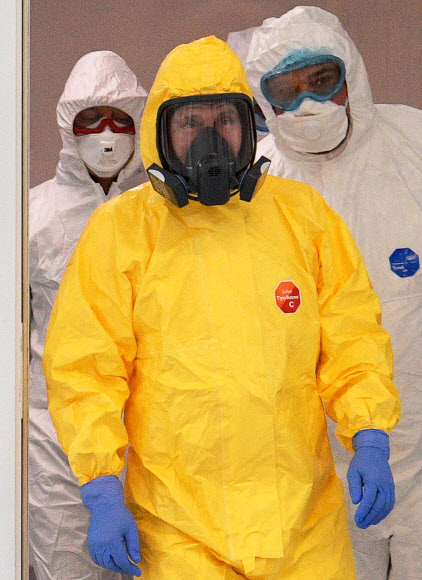 블라디미르 푸틴 러시아 대통령이 24일(현지시간) 방호복을 입고 신종 코로나바이러스 감염증(코로나19) 환자들이 입원해 있는 모스크바 남쪽 코무나르카 지역의 한 병원을 방문하고 있다.  EPA 연합뉴스