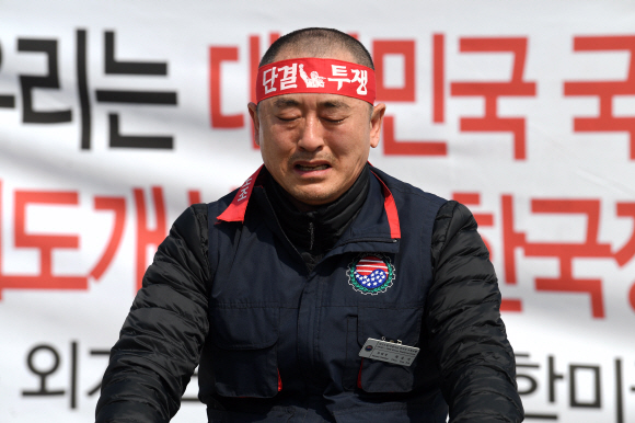 25일 청와대 분수대 앞에서 최응식 한국노총 전국외국기관노동조합연맹 전국주한미군한국인노동조합 위원장이 제도개선을 통한 국민 보호 촉구 기자회견 시작에 앞서 삭발을 마친 후 오열을 하고 있다. 2020.3.25  오장환 기자 5zzang@seoul.co.kr