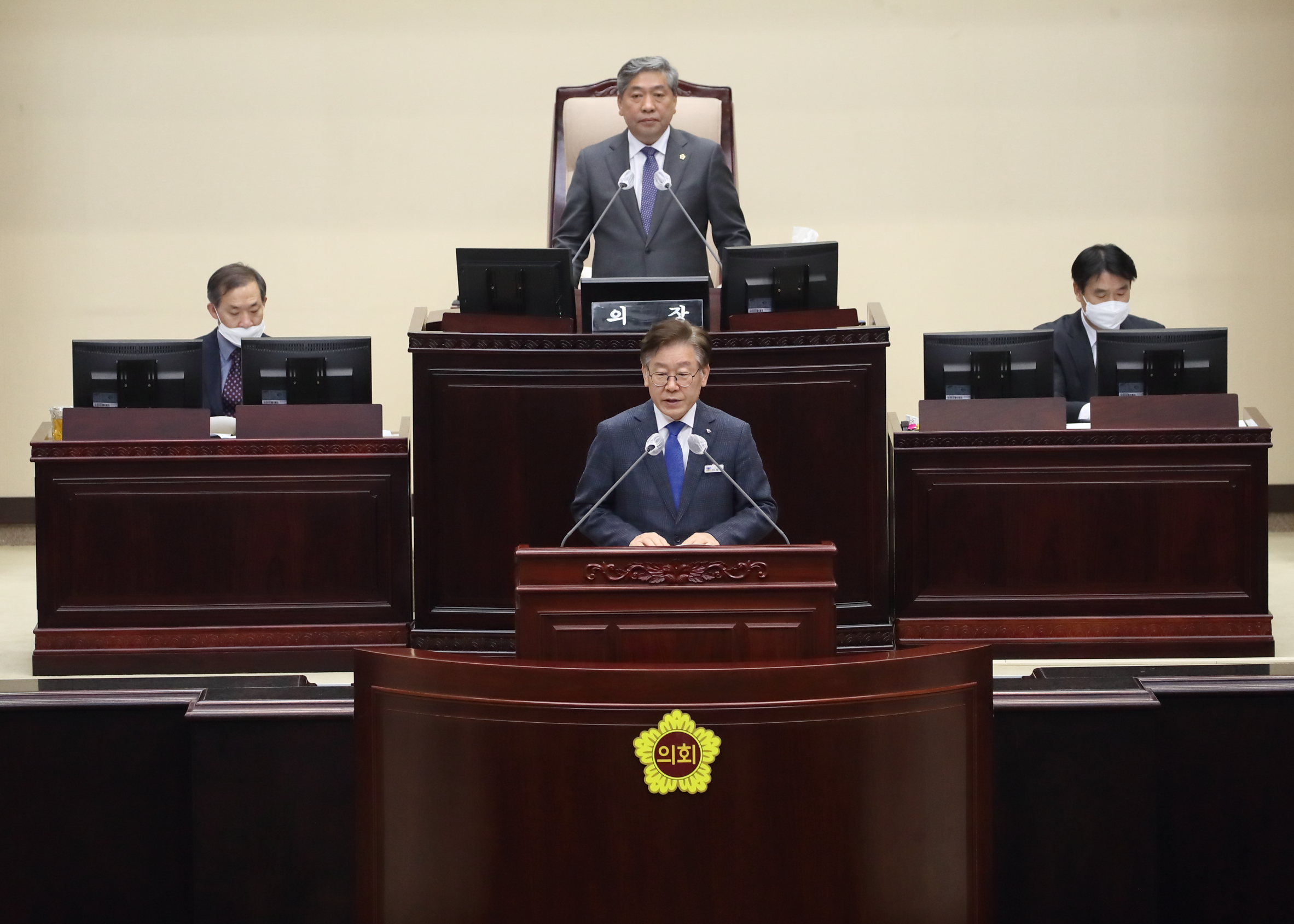 25일 오전 경기도의회 본회의장에서 열린 제342회 임시회 제2차 본회의에서 이재명 경기도지사가 2020년도 제1차 추가경정예산안 처리에 앞서 인사말을 하고 있다.  경기도 제공 