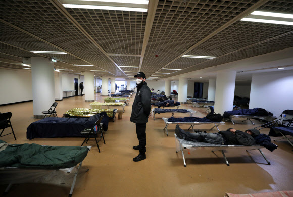 코로나19 감염에 대비해 프랑스에 마련된 노숙자 임시대피소-로이터 연합뉴스