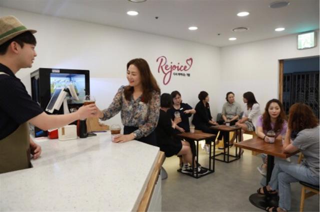 롯데백화점 직원들이 심리 상담을 받을 수 있는 ‘리조이스 카페’를 이용하고 있는 모습. 롯데쇼핑 제공